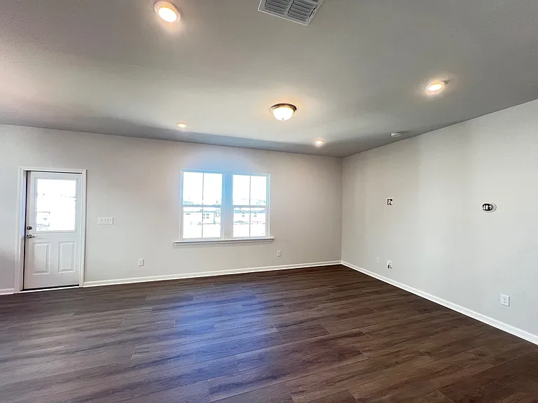 1312 Hollyview Ave — Photo 6