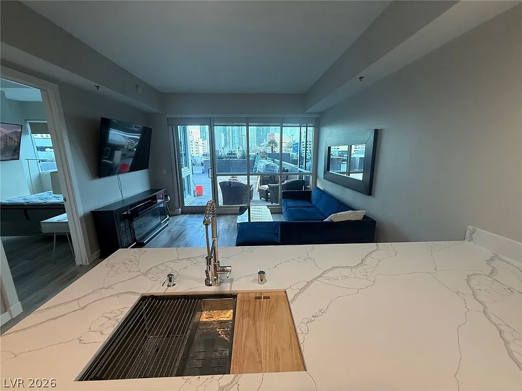 Panorama Towers — Photo 2