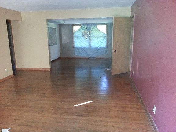2nd image of 1523 Regina Ln
