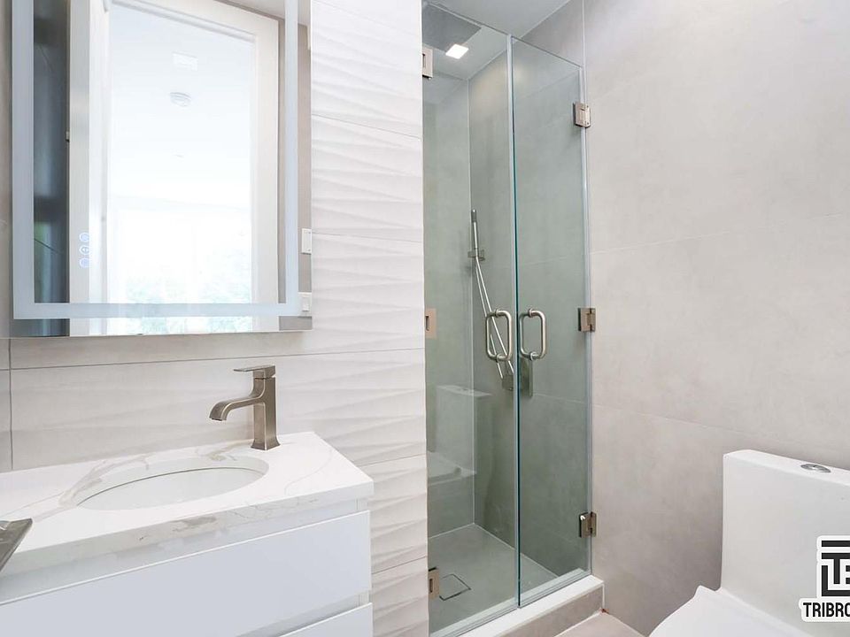 2nd image of 416 Lorimer St #2C
