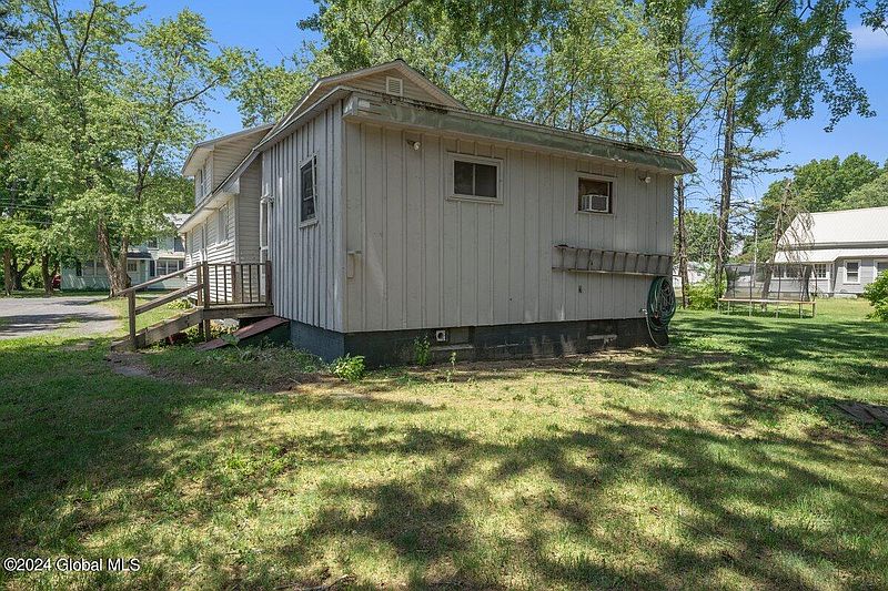 4th image of 1163 Burgoyne Avenue