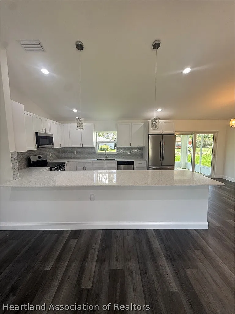 3 bed, 2.0 bath, 1600 sqft, $2,050 — Photo 2