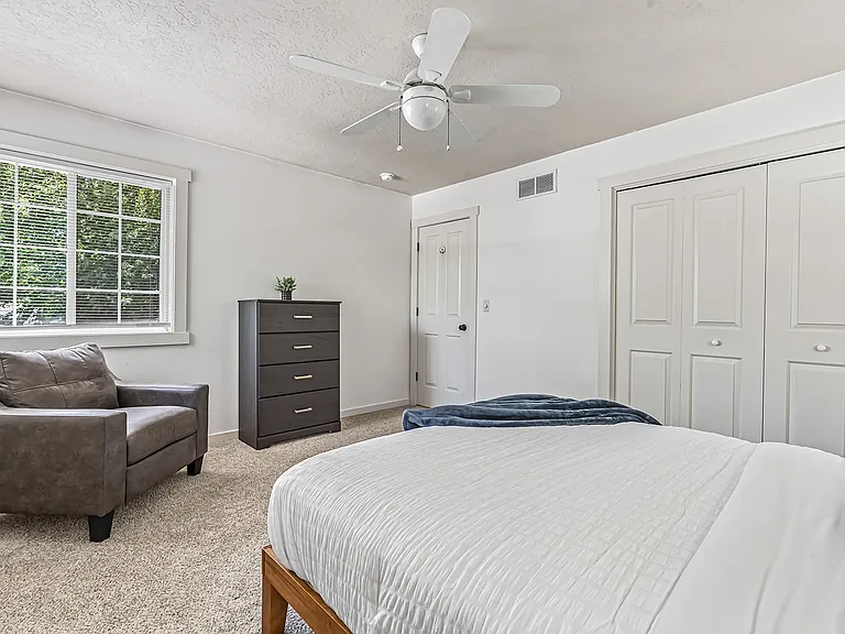 246 W Colchester Dr — Photo 40