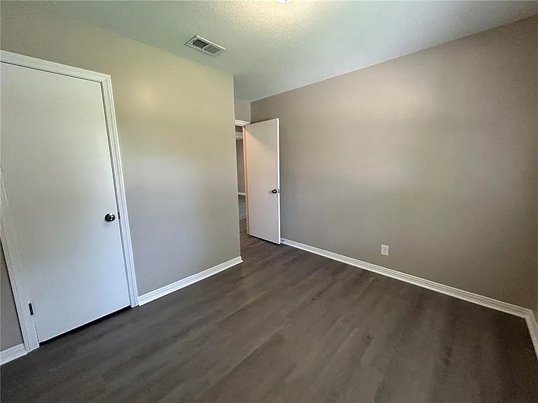 506 Seville Dr — Photo 17