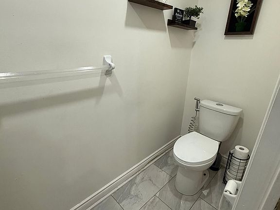 4th image of 321 Aspendale Cres