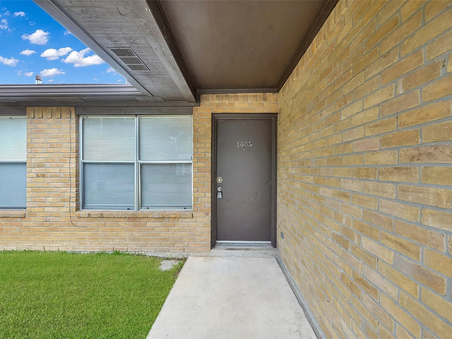 2 bed, 2.0 bath, 1002 sqft, $1,150 — Photo 2
