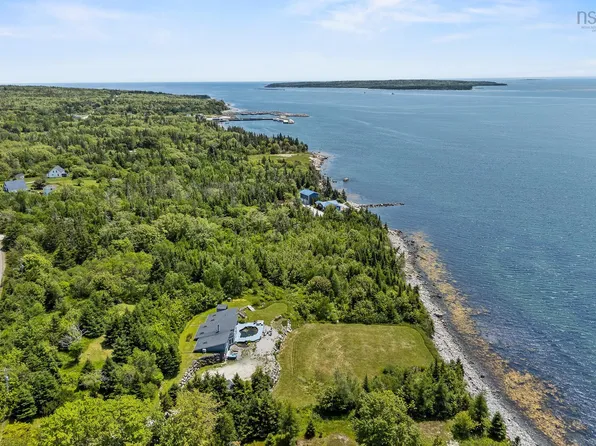 1878 Sandy Point Rd, Shelburne, NS B0T 1W0
