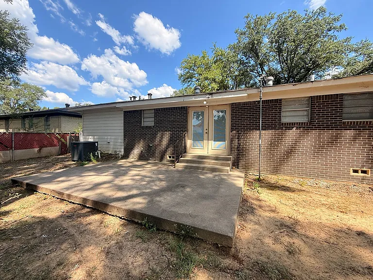 810 Glencrest Ln — Photo 29