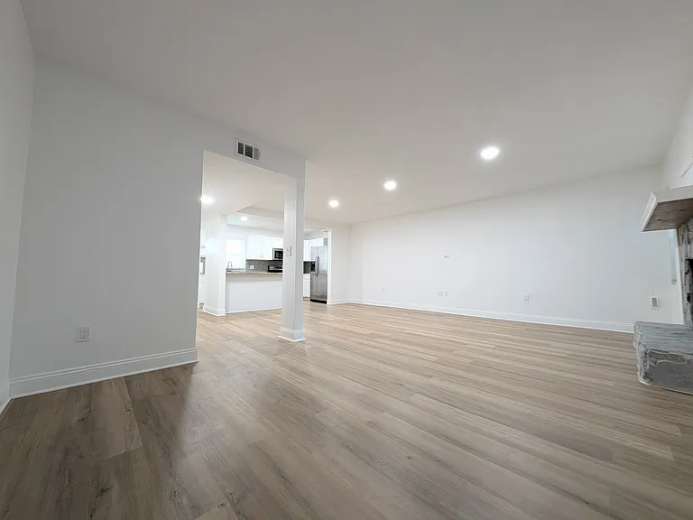 705 N Himes Ave — Photo 10