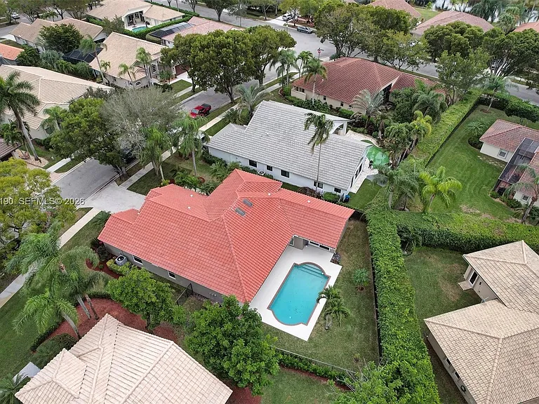 814 Heron Rd — Photo 2