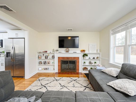 4th image of 1065 Bedford St
