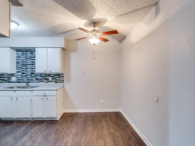 817 SW 23rd St #6 — Photo 2