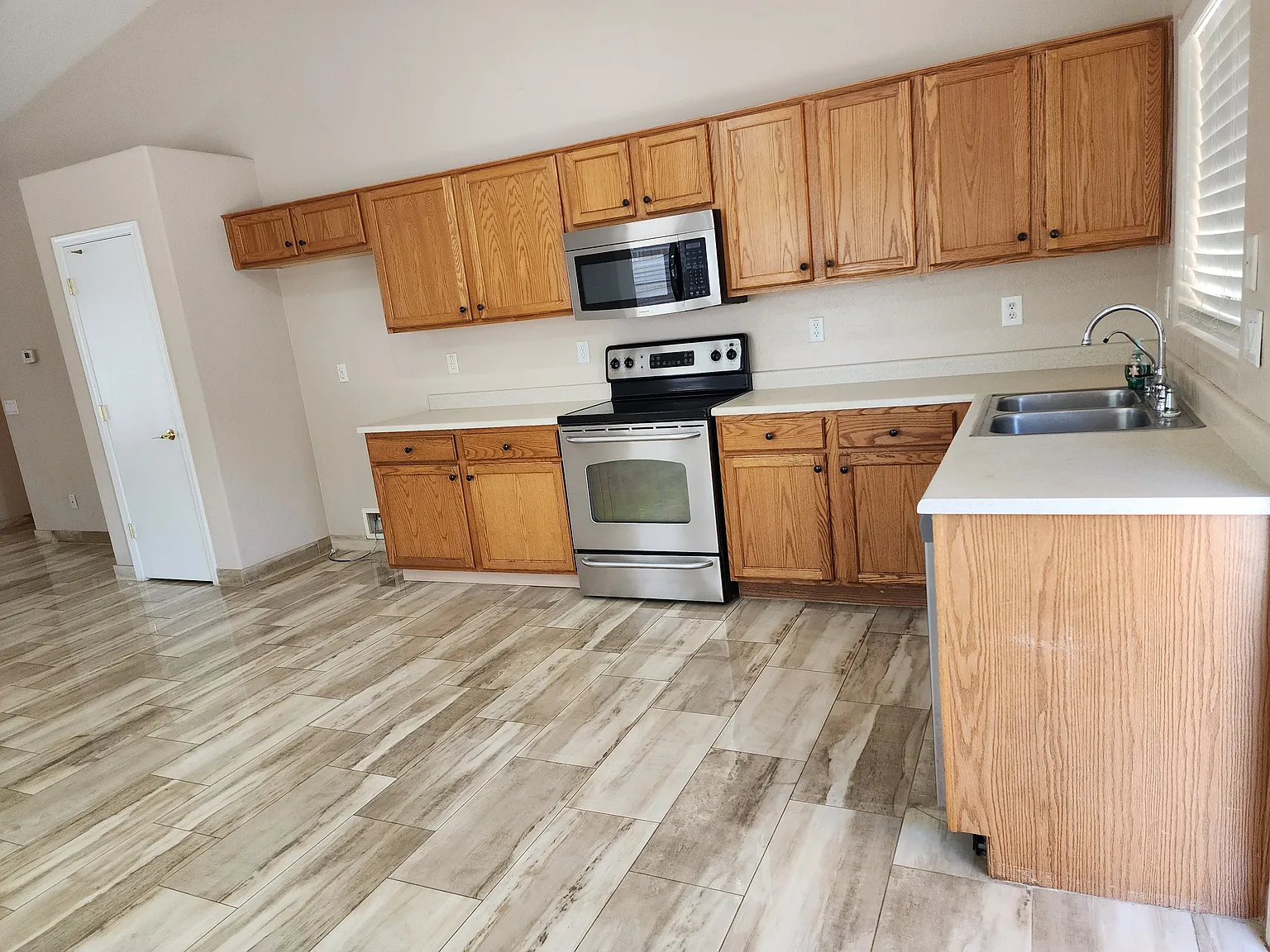 3 bed, 1230 sqft, $1,900 — Photo 3
