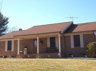 6145 Reitzel Dr, Hickory, NC 28601