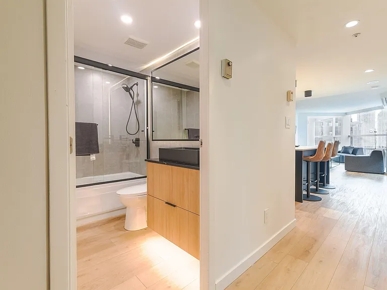1050 Burrard St — Photo 6
