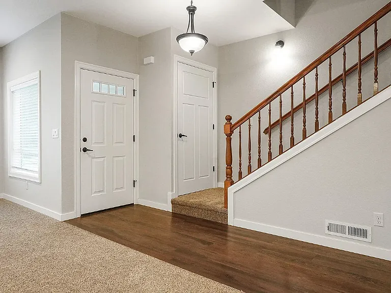 384 Market St NE — Photo 12