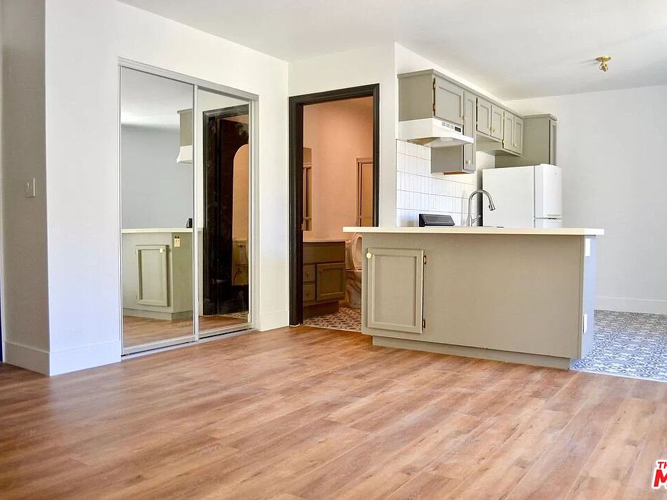 2nd image of 2642 Ellendale Pl #103