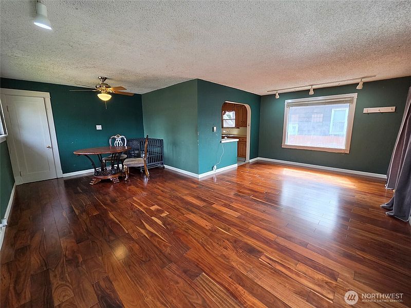 4th image of 448 Pelly Avenue N