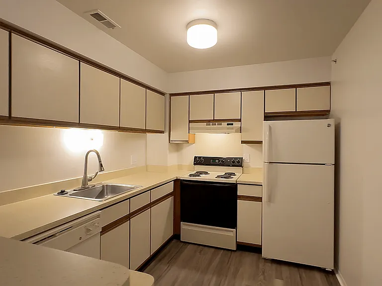 Lakeside Village Apartments — Photo 88