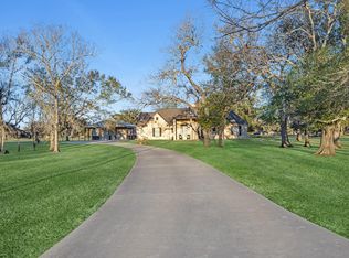 726 Stallion Cir, Angleton, TX 77515