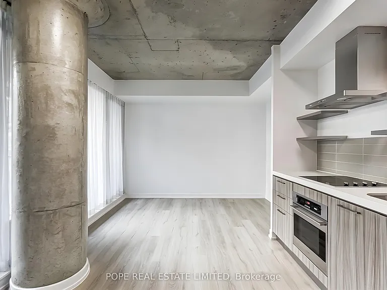 560 King St W #726 — Photo 9