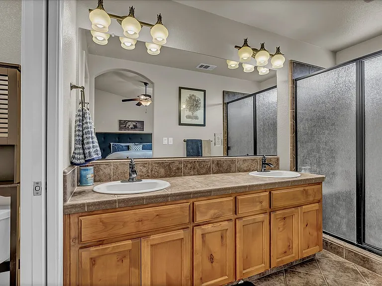 2435 N Crowe St — Photo 46