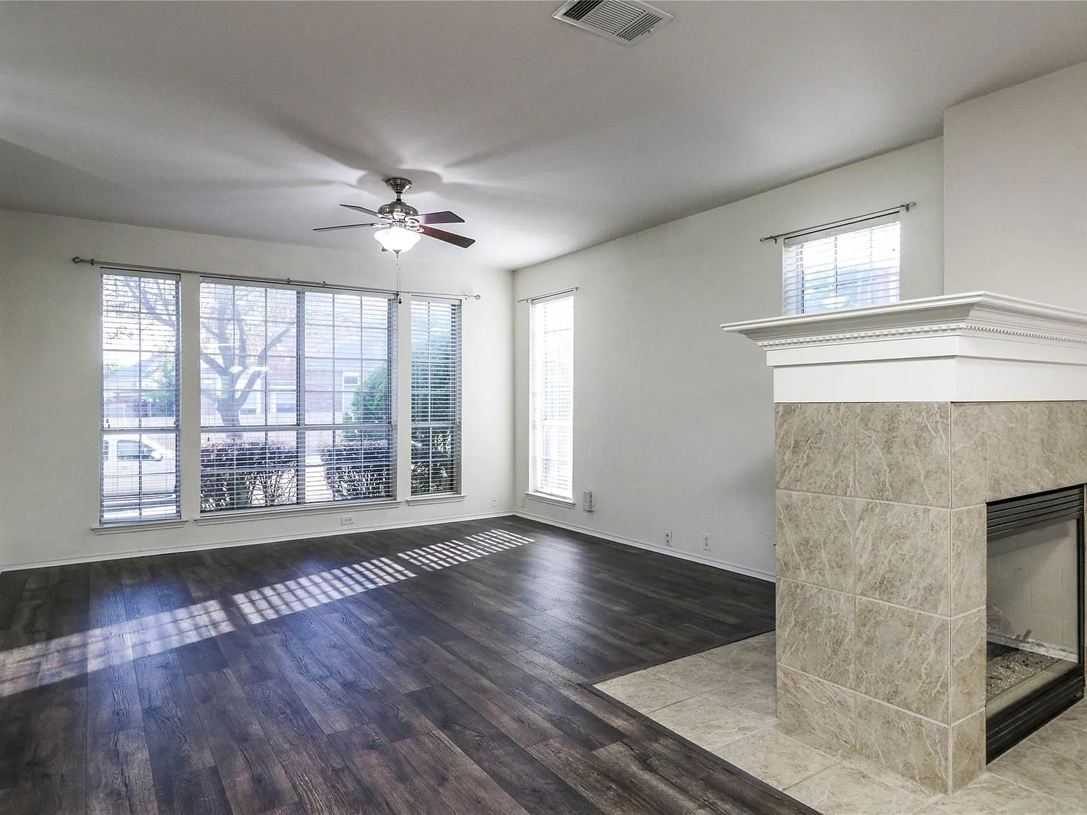 4 bed, 2.5 bath, 2374 sqft, $2,400 — Photo 3