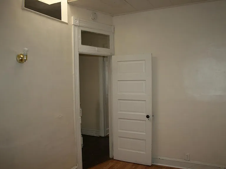 middle bedroom