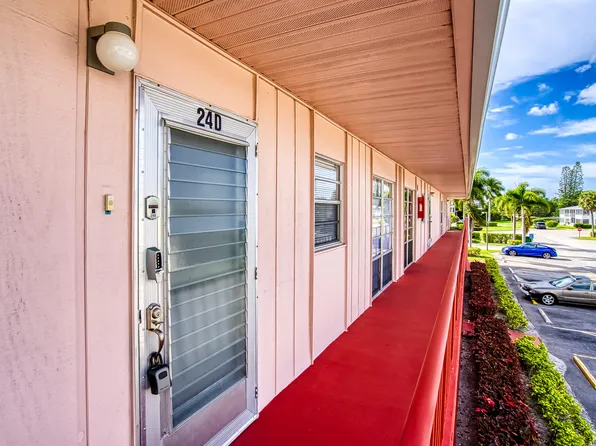 24 Golfs Edge #D, West Palm Beach, FL 33417