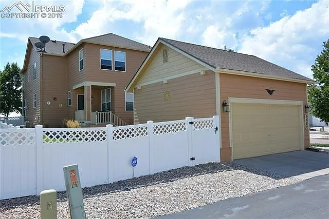 2202 Hanham Dr — Photo 35