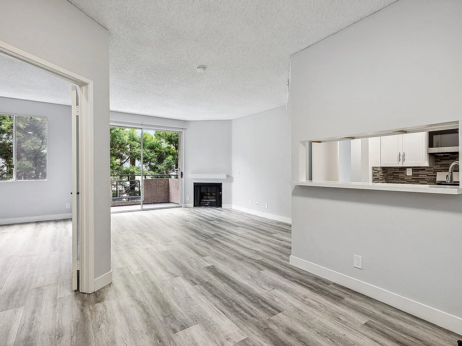 Catalina Apartments — Photo 2