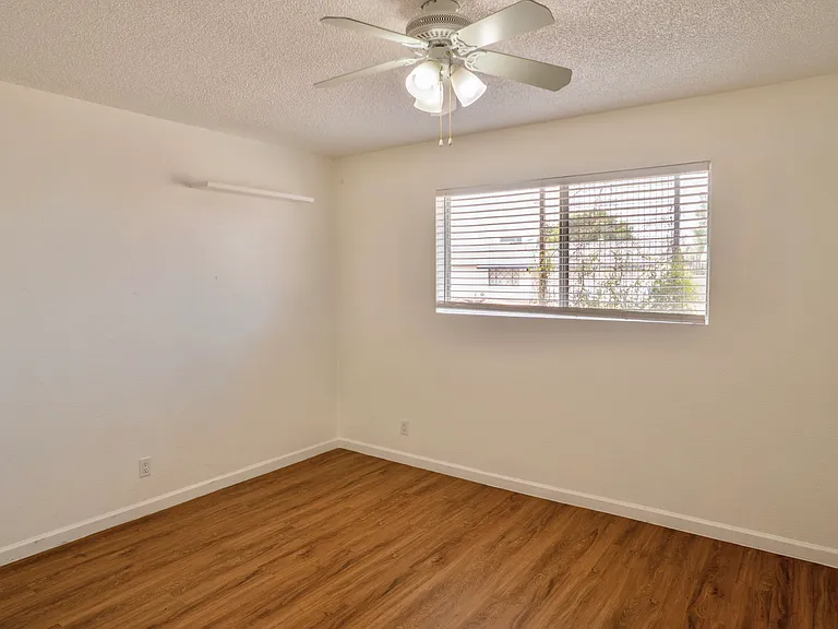 1136 W 9th St — Photo 5