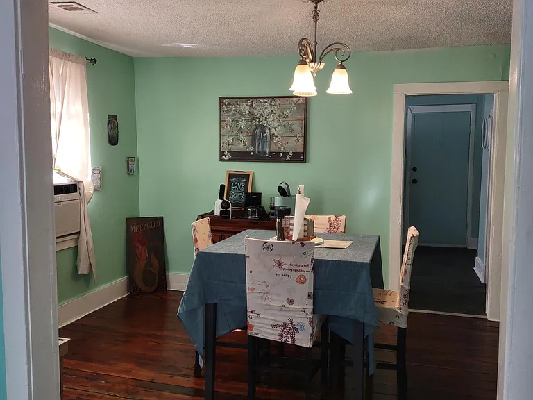 2118 Mosley St — Photo 9