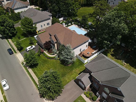 3rd image of 3 Belvedere Ln