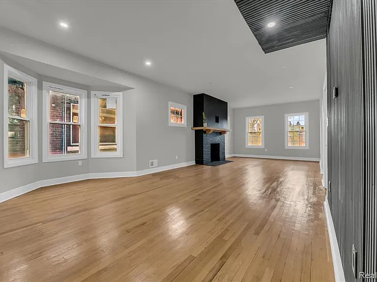 1502 Virginia Park St — Photo 2