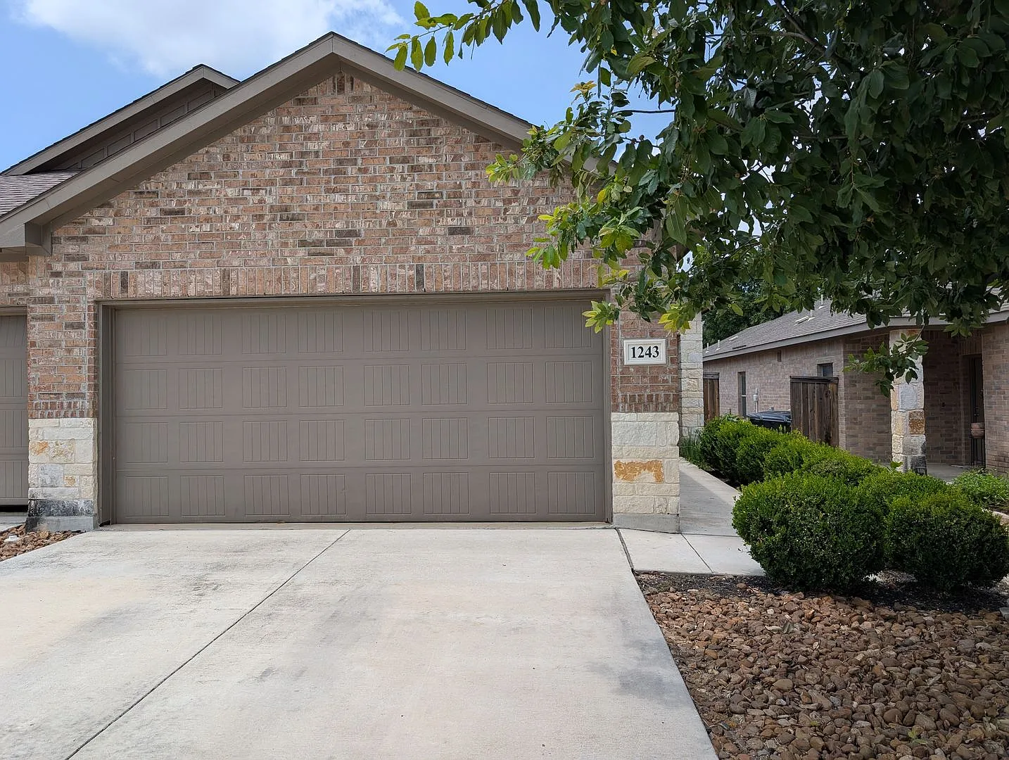 3/2/2 Duplex / Less than 1 Mile to Gruene / Fridge Included/ Gas Cooking / Covered Patio / CISD — Photo 1