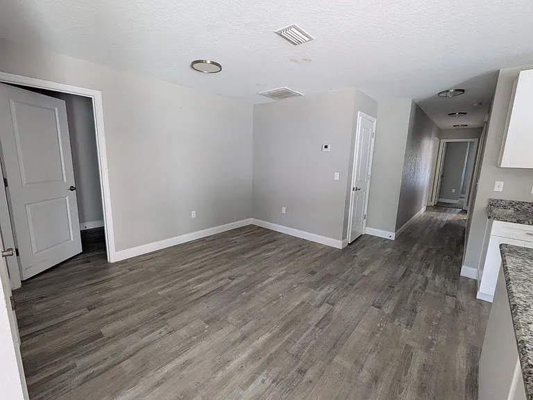 915 Winnie Ln — Photo 4