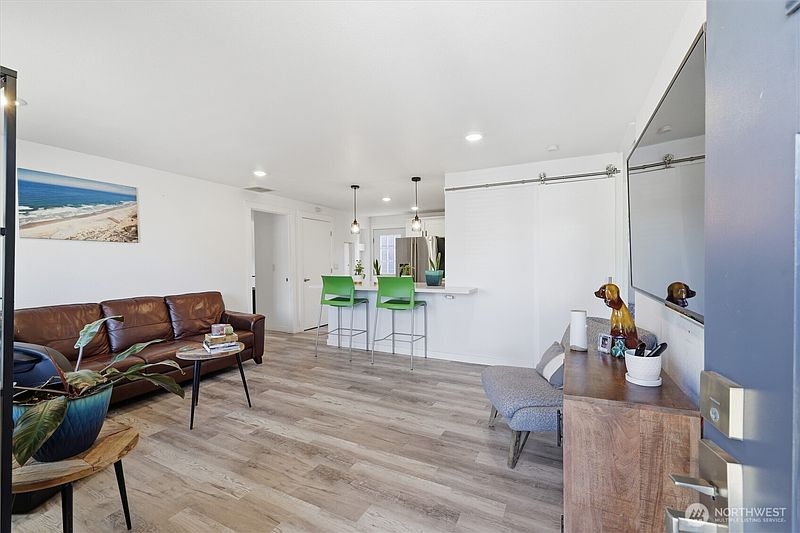 4th image of 622 6th Street SE