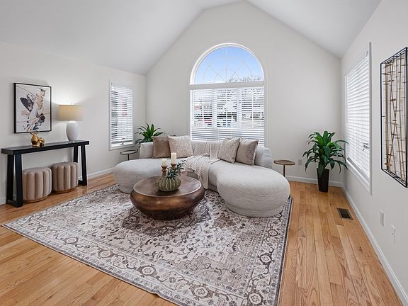 3rd image of 90 Orchard Hill Rd