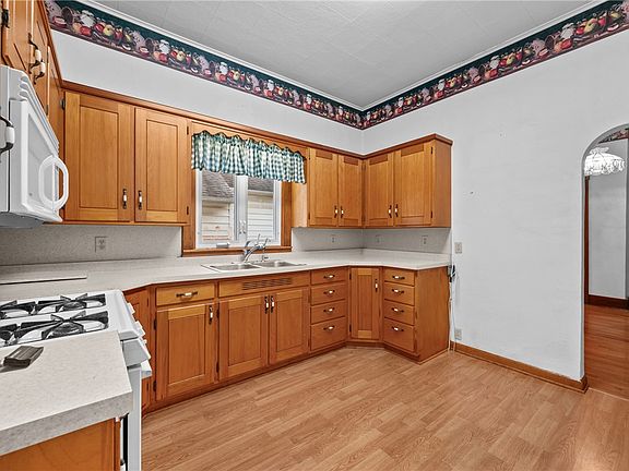 4th image of 604 Alexander St