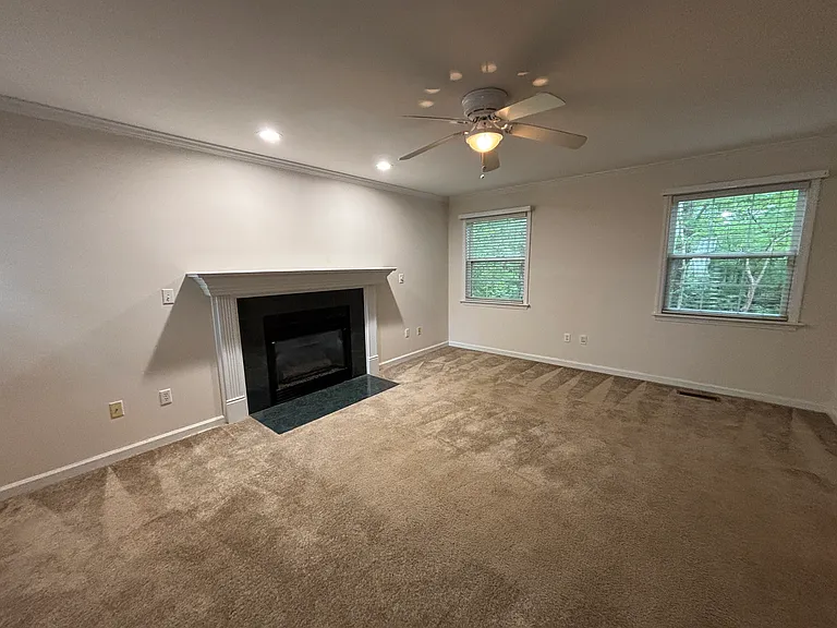 136 Trafalgar Ln — Photo 4