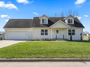 983 7th Ave NW, Dyersville, IA 52040