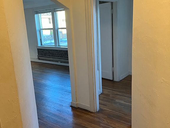 3rd image of 516 Bellevue Ave E APT 303