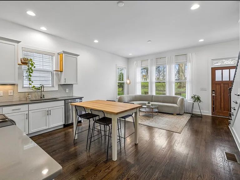 2324 Riverside Dr — Photo 2