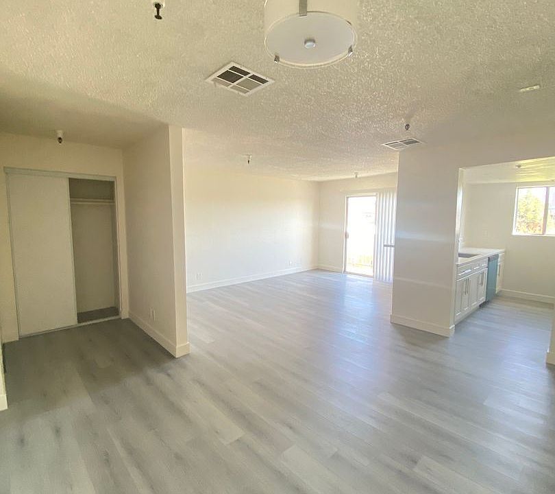 1st image of 924 S Carondelet St #409
