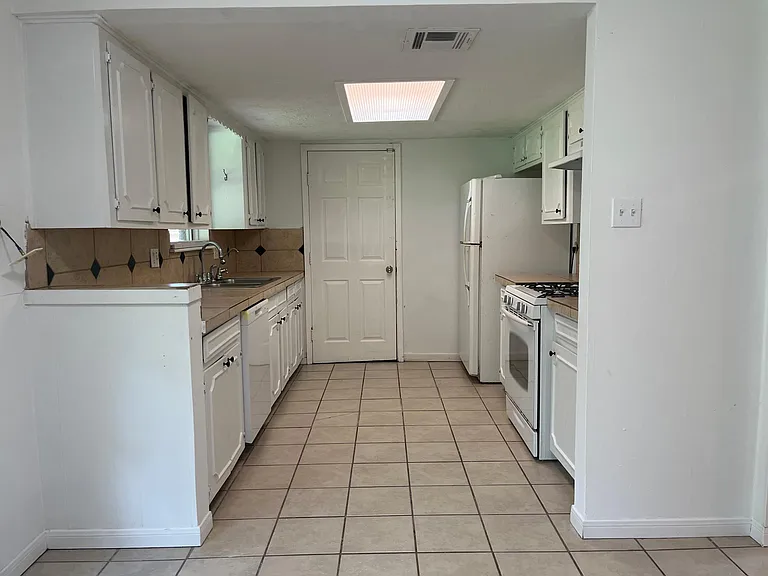 12102 Rhinebeck Dr — Photo 3