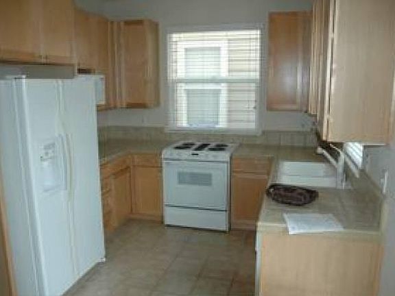 2nd image of 863 1st St W