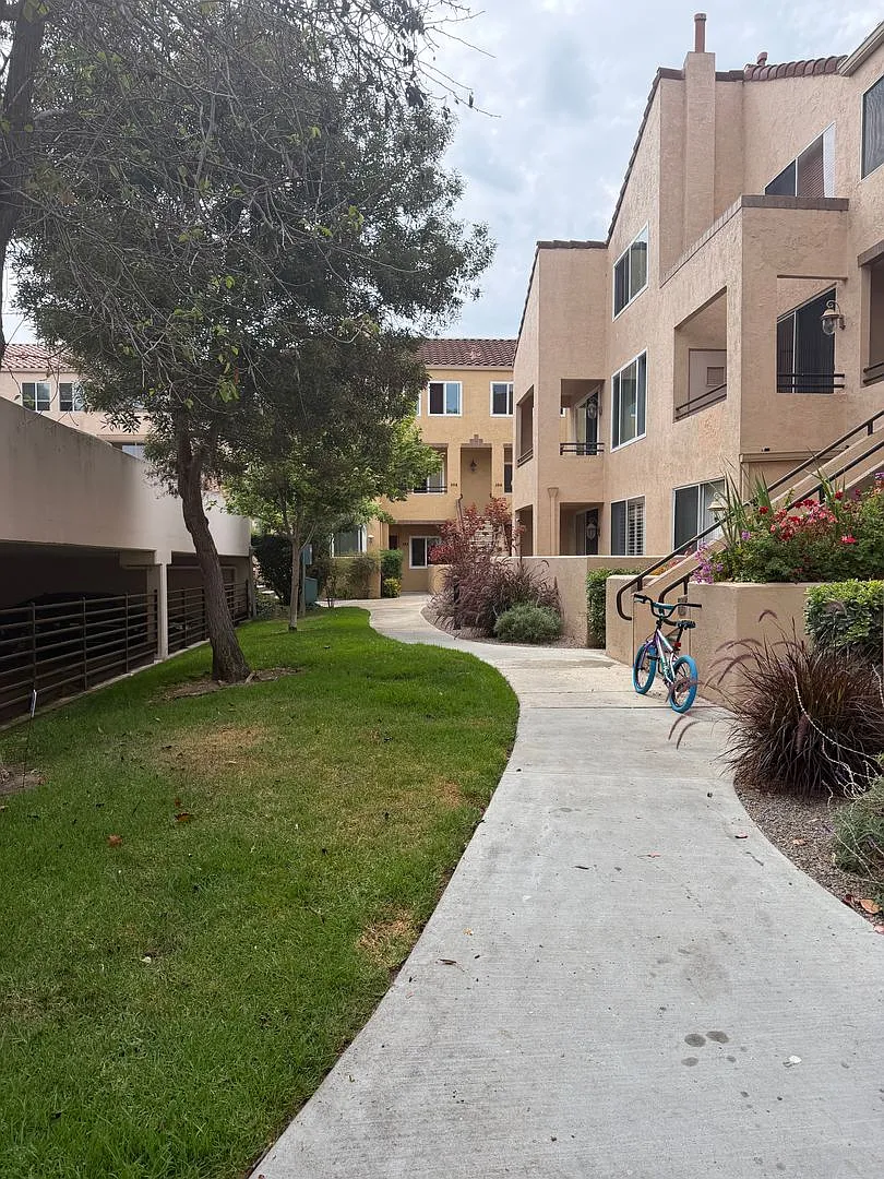 Spacious 2 Bedroom, 2.5 Bath Two-Story Townhome UTC — Photo 3
