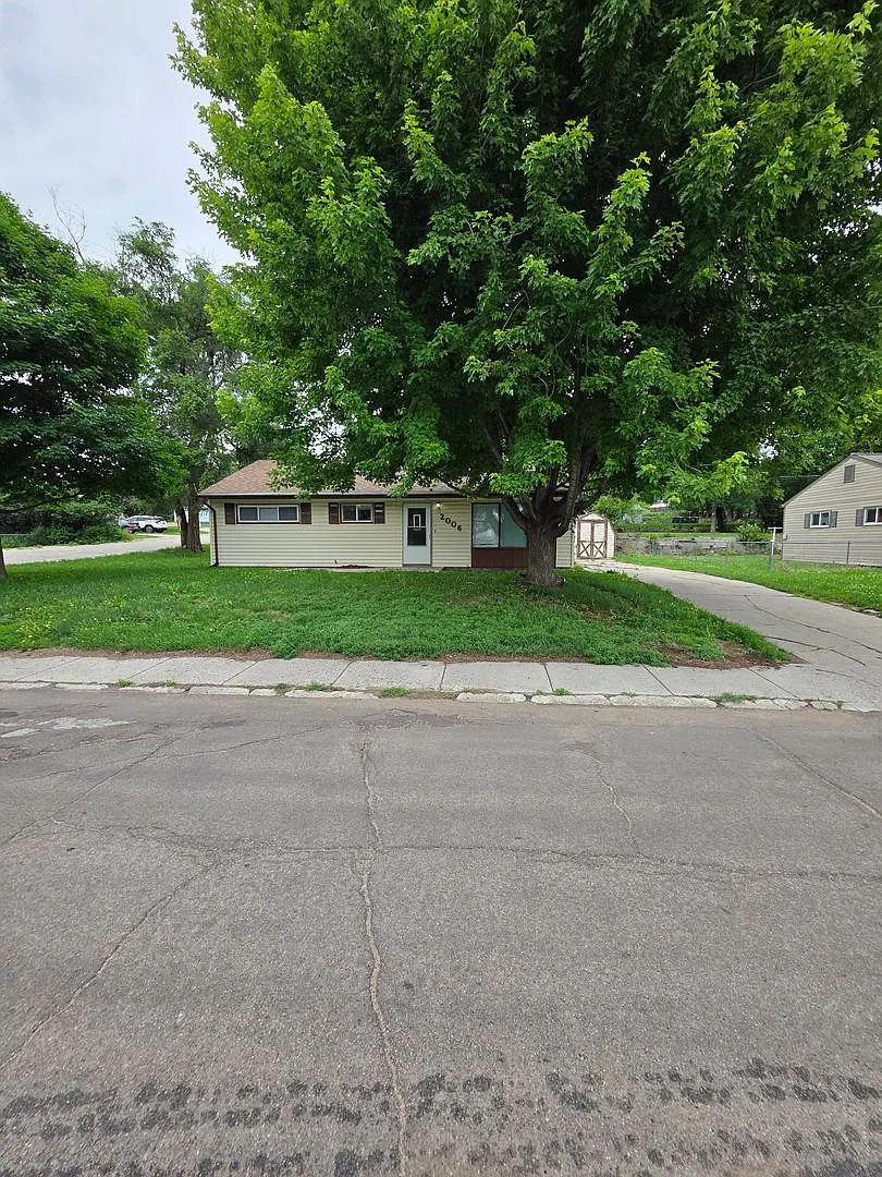 3 Bedroom | 1 Bathroom | Corner Lot — Photo 1
