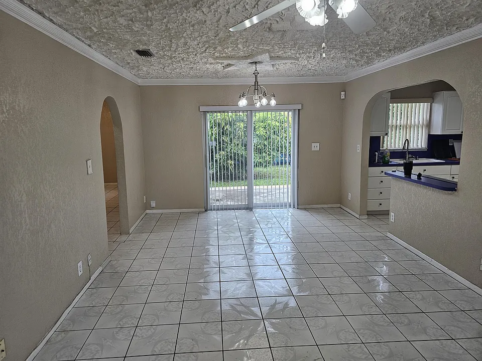 891 NW 34th Way